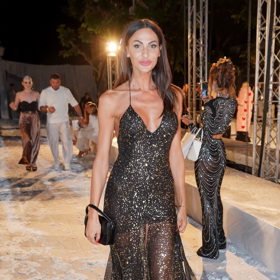 Na módní přehlídku Debbie Brown vyrazila Eliška Bučková ve rtěnce, která by se dala označit za téměř tělovou. 