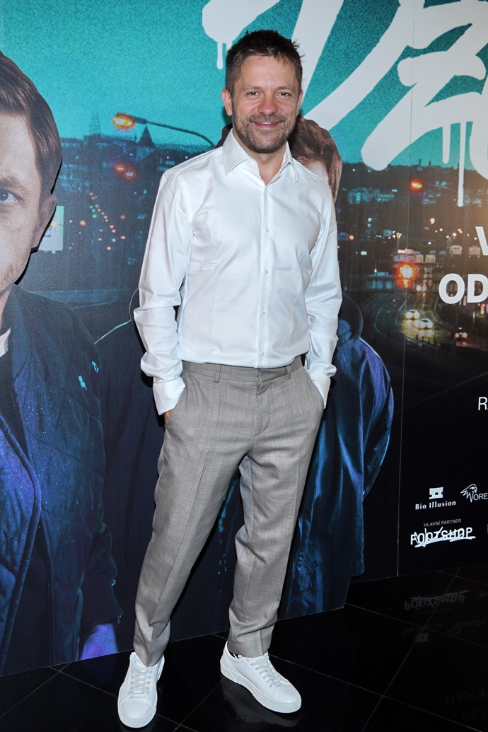 Jiří Mádl byl za elegána v bílé košili, béžových kalhotách a bílých teniskách. 
