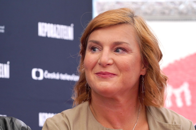 Lenka Krobotová si nepotrpí na výrazné líčení a rudé rty, stačí jí make-up, který podtrhne její rysy. 