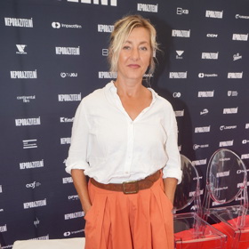 Herečka Vanda Hybnerová se také rozhodla pro spojení košile a sukně v trendy westernovém duchu.