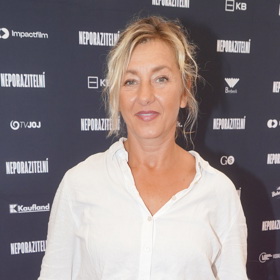 Její bílá košile byla trochu volnější, pásek ale zajistil vyváženost proporcí.