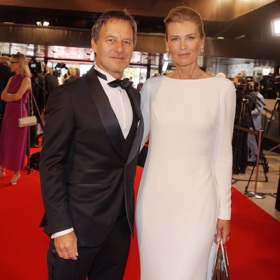 Supermodelka Daniela Peštová dorazila na červený koberec ve Varech v doprovodu manžela Pavola Habery a zdánlivě jednoduchých šatech.