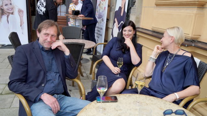 FOTO: Jan Antonín Duchoslav a Hedvika u vína.