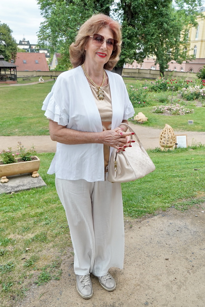 Saskia Burešová si roky ubírá světlým letním oblečením. 