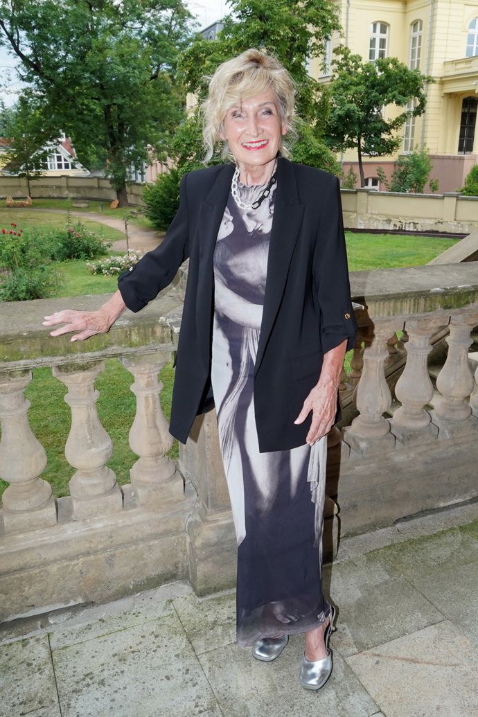 Zuzana Bubílková oblékla vzorované šaty doplněné o oversize černé sáčko. 