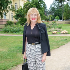 Štěpánka Duchková oblékla široké kalhoty s vysokým pasem, černou halenku a černé sáčko. 