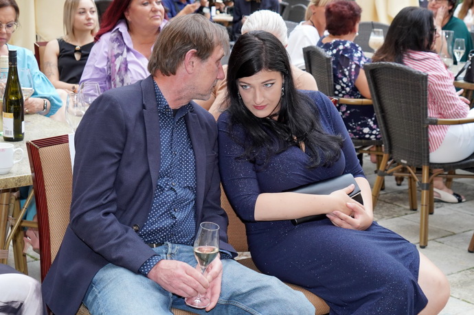 Duchoslav špital své nové lásce do ouška.