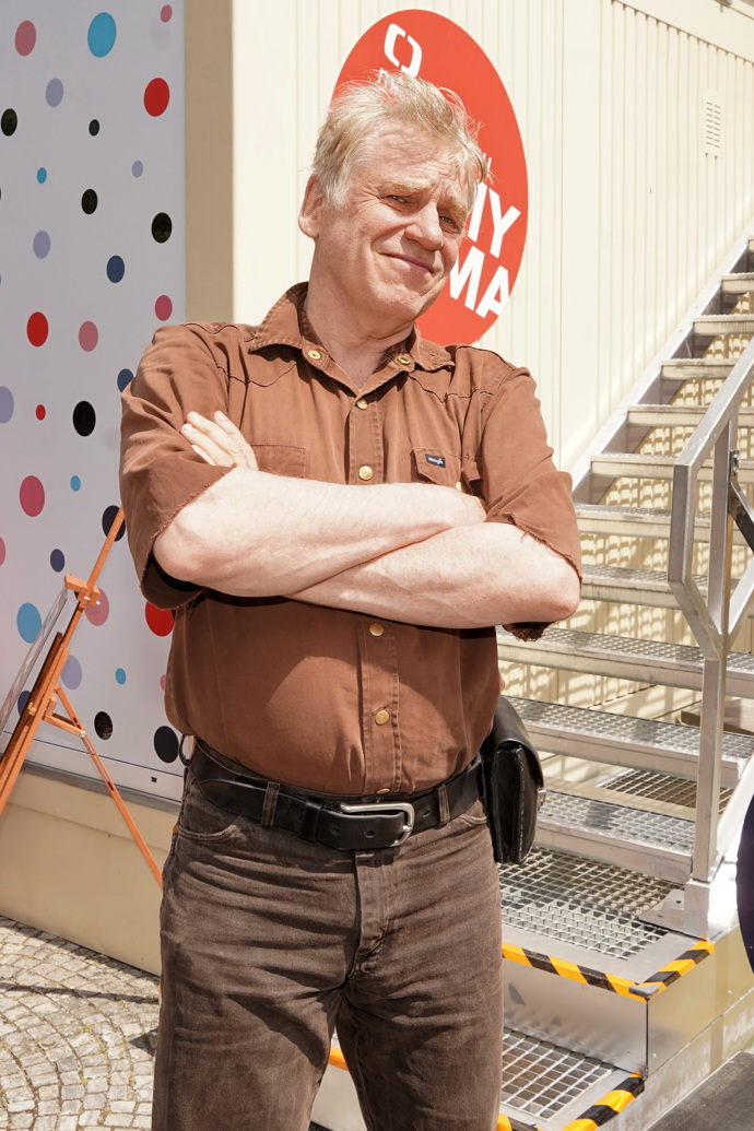 Režisér a scenárista Tomáš Vorel také zvolil hnědou košili a zbytek svého modelu doladil tón v tónu.