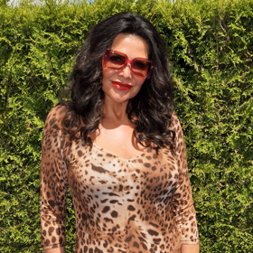 Výrazný, ale vkusný barevný akcent doplnily i červené brýle a rtěnka ve stejném odstínu.