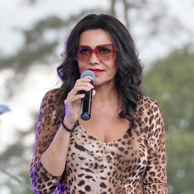 Ilona Csáková v leopardích šatech.