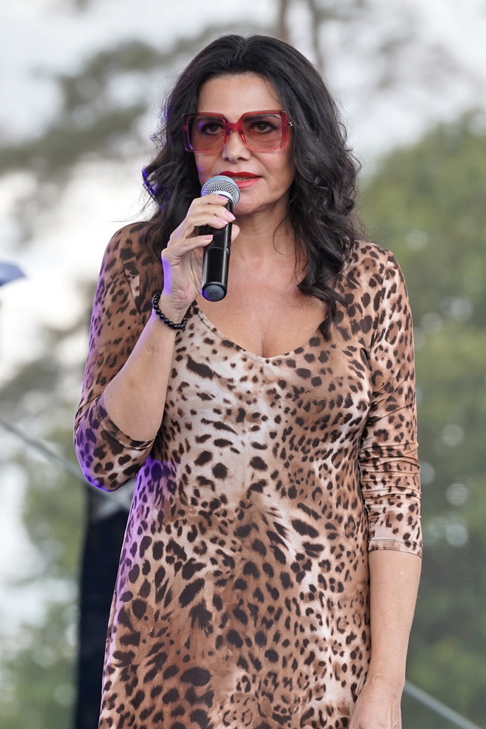 Ilona Csáková v leopardích šatech.