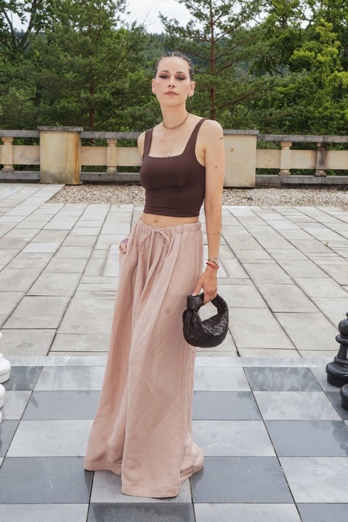 Ucho a charakteristické vyplétání značí, že modelka Kateřina Wohlmann Votavová ke svému ležérnímu outfitu zvolila stejně jako Anna Marie Chladová Kánská model od Bottega Veneta.