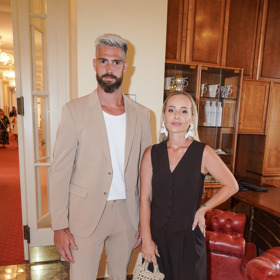 Hokejový brankář Alexander Salák svůj béžový oblek oživil jednoduchým bílým tričkem a teniskami.