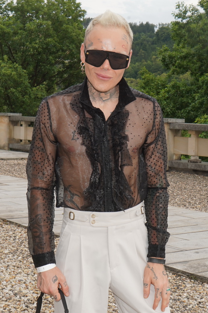 Jaro se nebojí ani typicky dámských outfitů. 
