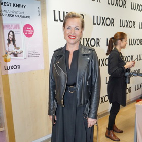 Kožený křivák nosí Martina k šatům i k džínům. 