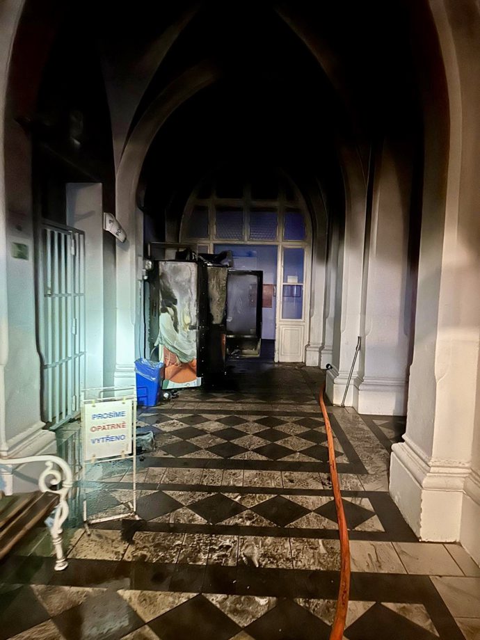 Požár způsobil automat na kávu.