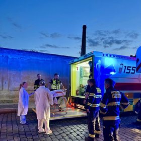 Záchranáři pomáhali s evakuací.