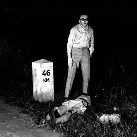 V hlavních rolích se vedle Šmerala objevuje také Jiří Adamíra coby provinilý manžel.