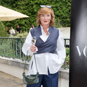 Milovníky módy okouzlila Krobotová zajímavým stylingem bílé košile. 