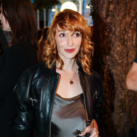 Herečka svůj look doladila koženou bundou i populárním řetízkovým páskem.