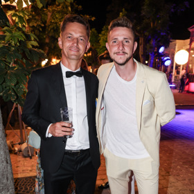 Jemný oblek na pomezí béžové a trendy máslově žluté zvolil herec Jakub Štáfek.