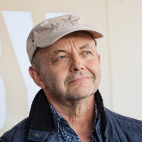 Hercova košile měla drobný květinový vzor.