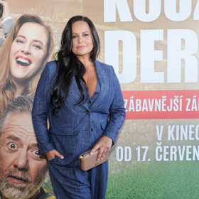 ...a také trendy denimovém kostýmku, který doplnila minimalistickými béžovými doplňky.