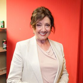 Světlé barvy rády nosí i šik osmdesátnice jako třeba Marie Rottrová.