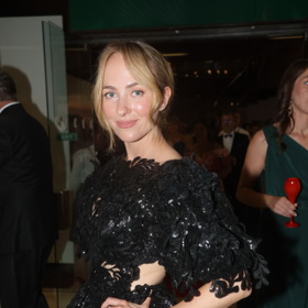 Elizaveta Maximová (33) se na červeném koberci objevila s drdůlkem v ležérnějším, rozevlátém stylu, který rozhodně stál za pozornost. 