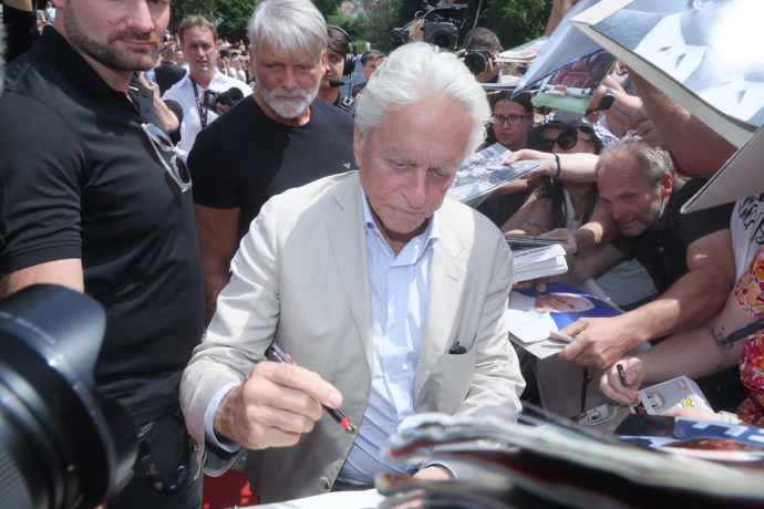 Michael Douglas se podepisoval fanouškům.