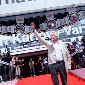 Poté se odebral před hotel Thermal, v jehož Velkém sále uvedl digitálně zrestaurovanou verzi dramatu Přelet nad Kukaččím hnízdem, který spoluprodukoval.