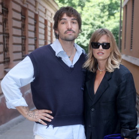 Hudebník Jordan Haj se vyžívá v kontroverzních módních kreacích. I on vsadil na vrstvení pomocí tmavomodré vesty