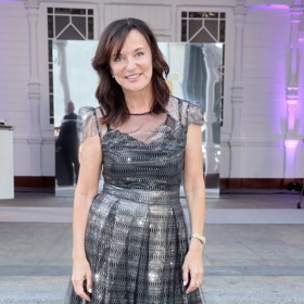 Návrhářka Beata Rajská oblékla zářivé metalické koktejlky doplněné o stříbrné střevíčky s otevřenou špičkou.