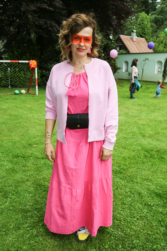 Marta Jandová se zahalila do růžové a nechala si ji také vybarvit v obličeji. 