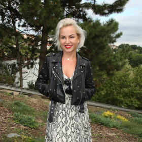 Mezi zvířecí vzory, které jsou letos obzvlášť na vzestupu, patří ten hadí. Nosí ho i zpěvačka Martina Pártlová. A jaké kousky se zvířecím vzorem nabízejí aktuální kolekce?