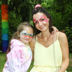 Součástí večírku bylo také pestrobarevné malování v obličeji.