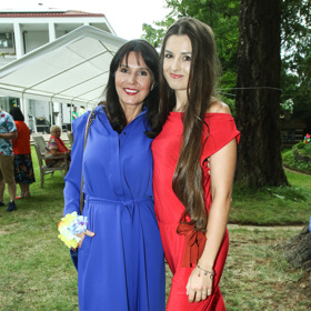 Exmanželka Petra Jandy, Martina Jandová, oblékla šaty v barvě královské modři, její dcera Eliška Jandová vynesla rudý overal.