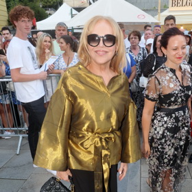 Dagmar Havlová oblékla zlatý metalický top a doplnila ho ikonickou černou kabelkou Dior. 