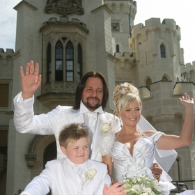 Pompézní veselka s Ivetou Bartošovou se odehrávala na Hluboké a účastnil se jí i syn Ivety, Artur, kterého zpěvačka měla z předchozího dlouholetého vztahu s Ladislavem Štaidlem.