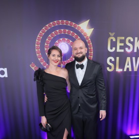 Pokáčova manželka Eliška je bývalou olympioničkou. 