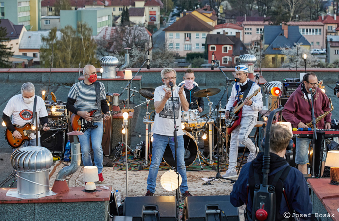 Mňága a Žďorp plánuje desítky koncertů. Všechny jsou vypsané na jejích stránkách. Pokud na ni chcete vyrazit v Praze, velký koncert se zde koná 21. srpna.
