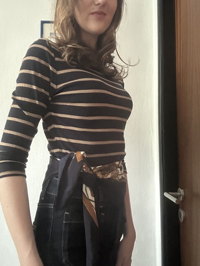 Šátek místo pásku zdůrazní křivky a outfit celkově oživí.