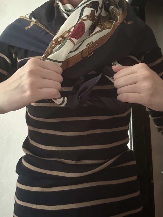 Druhý krok obnášel vytvoření otvoru pro hlavu.