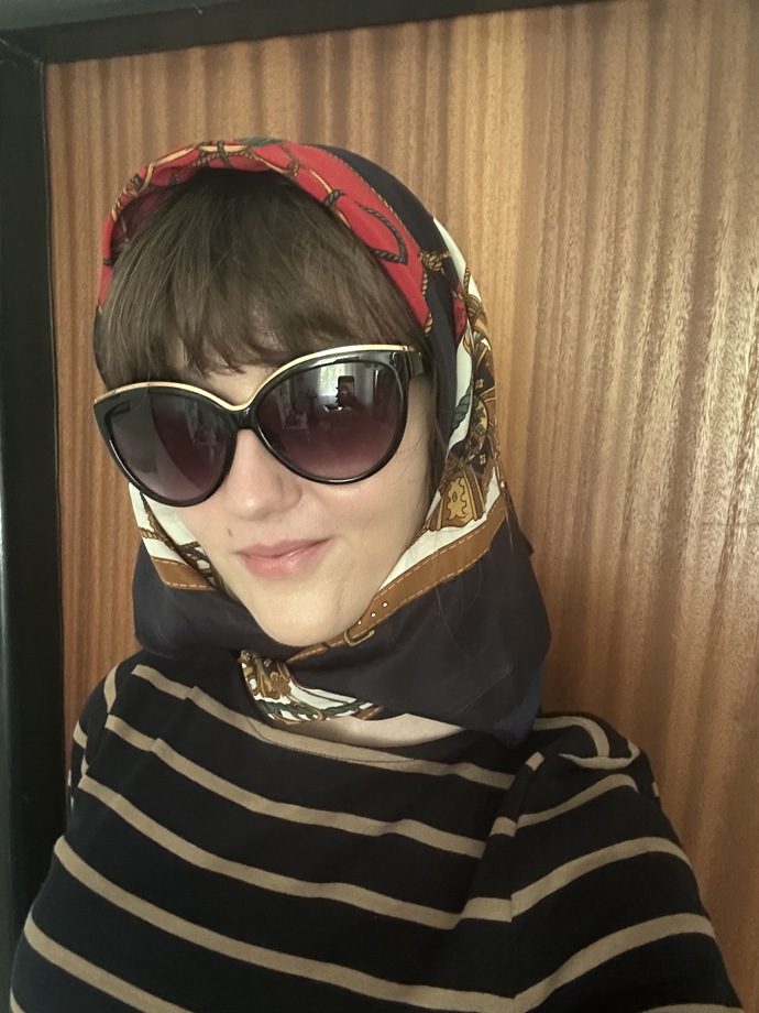 ...aby mohl vzniknout tento filmový look, který módní redaktorka Lifee doplnila nezbytnými slunečními brýlemi.