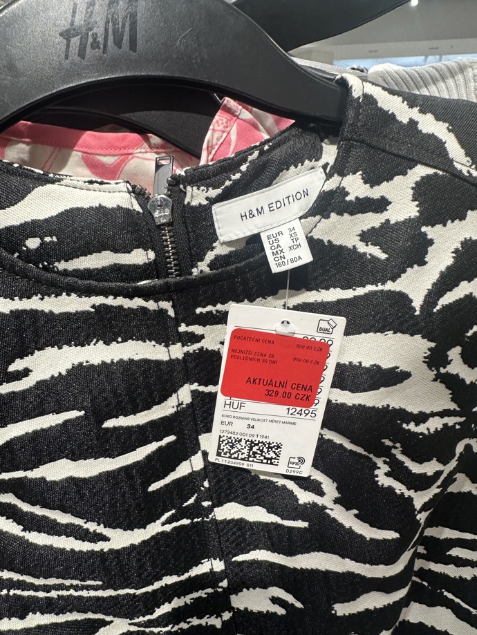 Tyto šaty se zebřím potiskem vás vyjdou na 329 Kč.