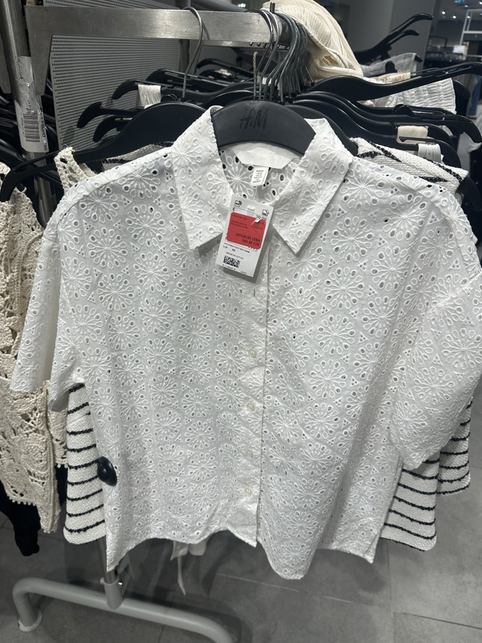 V H&M pořídíte i tuto nadčasovou, ale díky výšivkám zároveň také velmi trendy košili s krátkým rukávem.