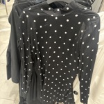 První mojí zastávkou se stal obchod H&M. Ve slevách tu můžete zakoupit třeba šik puntíky.