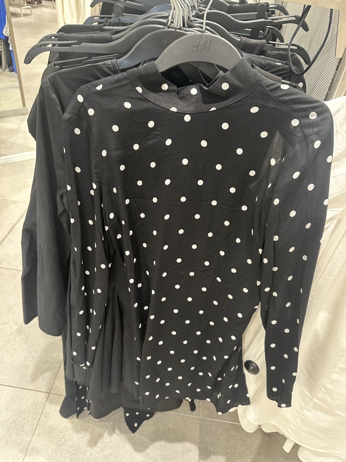 První mojí zastávkou se stal obchod H&M. Ve slevách tu můžete zakoupit třeba šik puntíky.