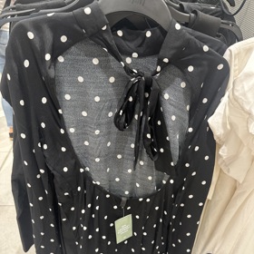 Tento kousek se pyšní šmrncovními detaily vázání a odhalených zad.