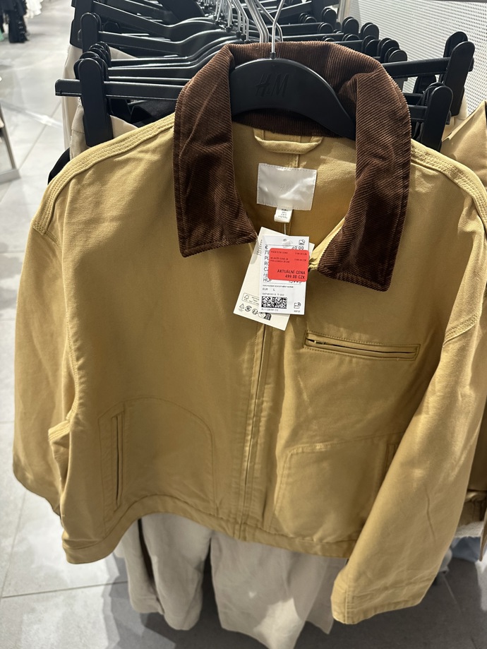 Velmi trendy letos byly i bundy s kontrastními límečky. Tento kousek je kombinovaný s manšestrem